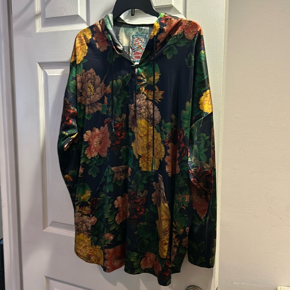 Beautiful fall colors Johnny Was silk hoodie
Pit to pit 26.5 inches.